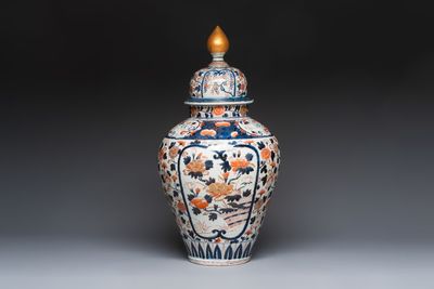 A large Japanese Imari baluster vase and cover with floral design, Edo, 17/18th C.