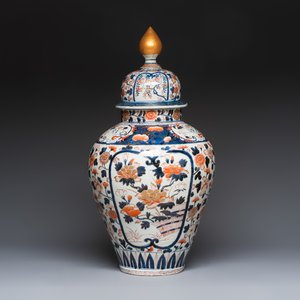 A large Japanese Imari baluster vase and cover with floral design, Edo, 17/18th C. — photo 1
