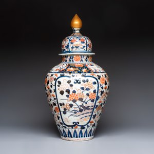 A large Japanese Imari baluster vase and cover with floral design, Edo, 17/18th C. — photo 2