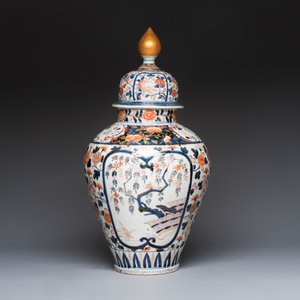 A large Japanese Imari baluster vase and cover with floral design, Edo, 17/18th C. — photo 3