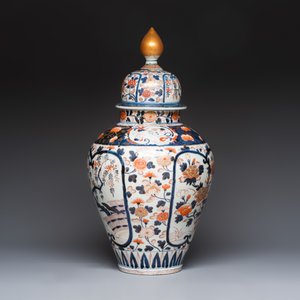A large Japanese Imari baluster vase and cover with floral design, Edo, 17/18th C. — photo 4