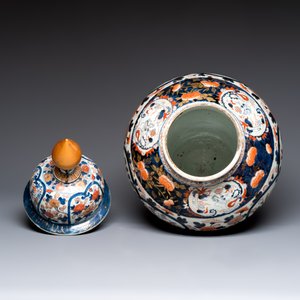 A large Japanese Imari baluster vase and cover with floral design, Edo, 17/18th C. — photo 5