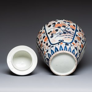 A large Japanese Imari baluster vase and cover with floral design, Edo, 17/18th C. — photo 6