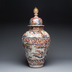 A large Japanese Imari covered vase with landscape design — foto 1