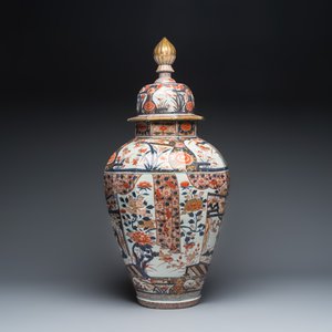 A large Japanese Imari covered vase with landscape design — foto 3