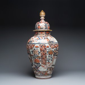 A large Japanese Imari covered vase with landscape design — foto 5