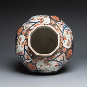 A large Japanese Imari covered vase with landscape design — foto 6