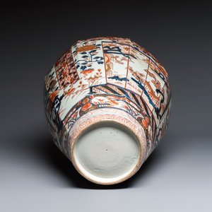 A large Japanese Imari covered vase with landscape design — foto 7