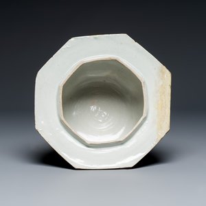A large Japanese Imari covered vase with landscape design — foto 9
