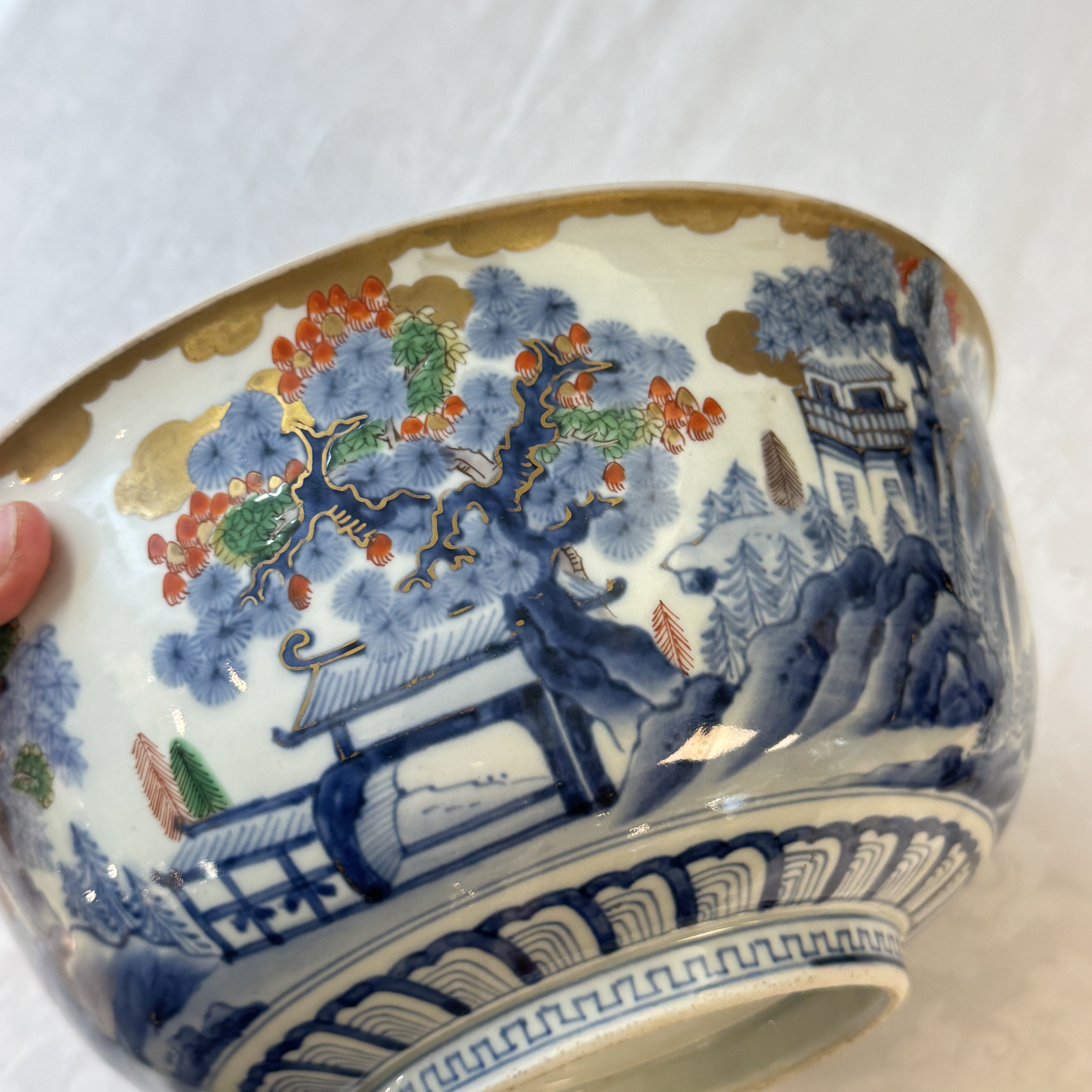 A large Japanese Imari 'Landscape' bowl — foto 13