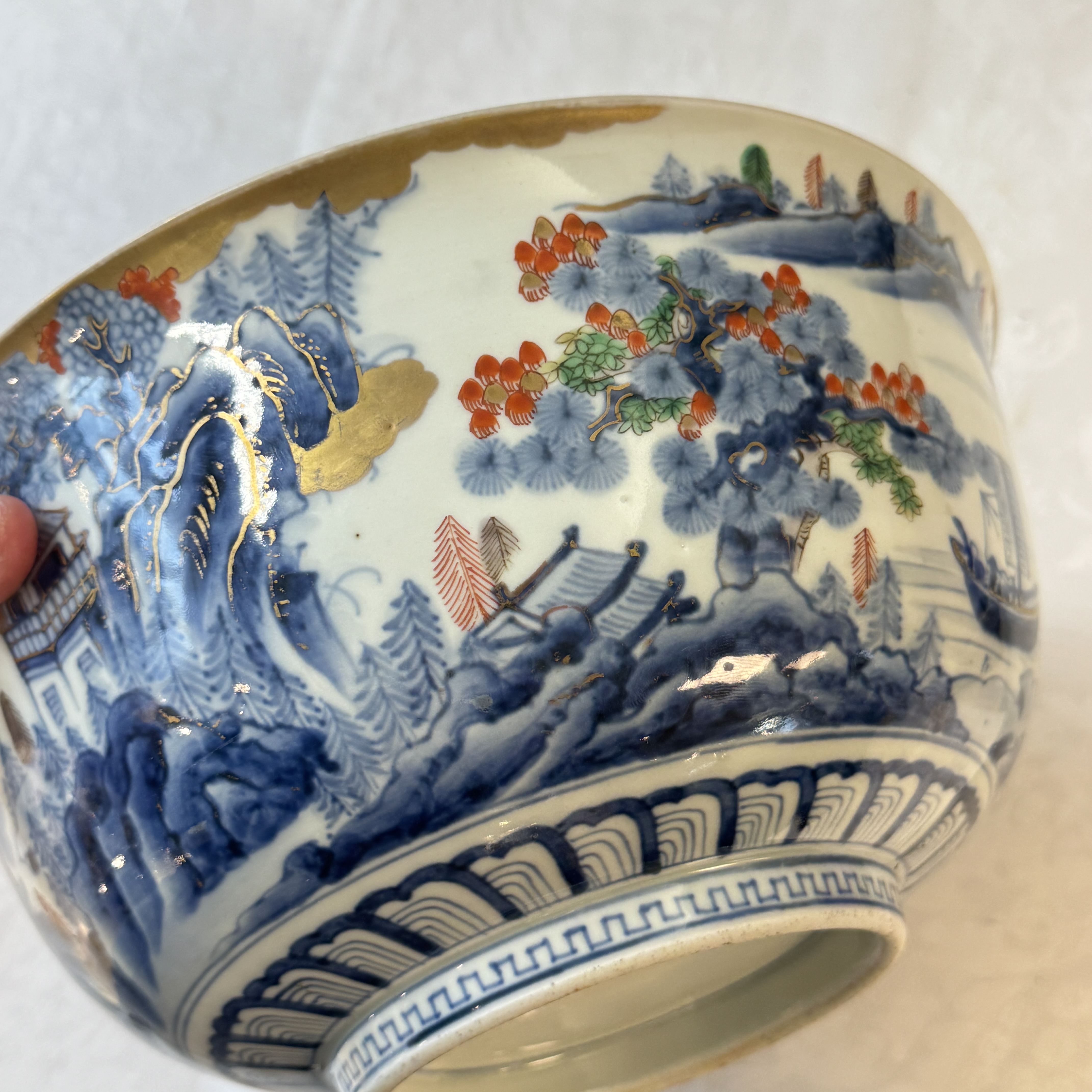 A large Japanese Imari 'Landscape' bowl — foto 14