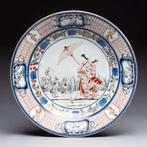 A large Japanese Imari 'Parasol Ladies' dish after Cornelis Pronk, Edo, 18th C. — photo 1