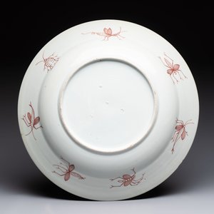 A large Japanese Imari 'Parasol Ladies' dish after Cornelis Pronk, Edo, 18th C. — photo 2