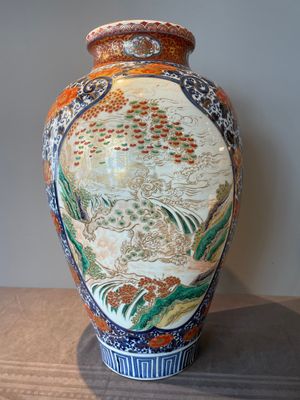 A large Japanese Imari 'shishi lion' vase, Meiji, 19th C. — foto 1