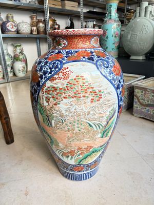 A large Japanese Imari 'Shishi Lions' vase, Kutani Taniguchi 九谷 谷口 mark, Meiji, 19th C. — 照片 1