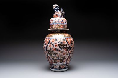 A large Japanese Imari vase and cover, Meiji, 19th C.