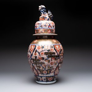 A large Japanese Imari vase and cover, Meiji, 19th C. — foto 1