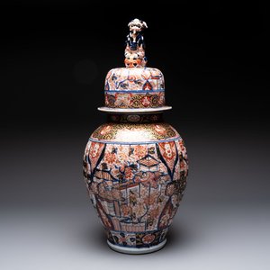 A large Japanese Imari vase and cover, Meiji, 19th C. — photo 1