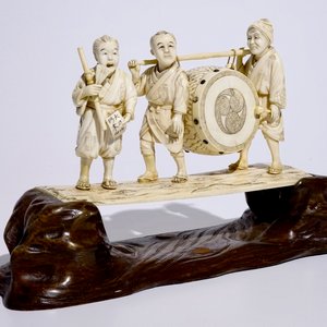 A large Japanese ivory okimono of boys playing a drum on a carved wooden base, Meiji, late 19th C., signed — 照片 1