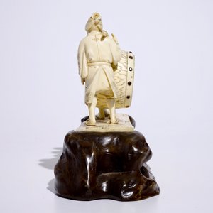 A large Japanese ivory okimono of boys playing a drum on a carved wooden base, Meiji, late 19th C., signed — 照片 5