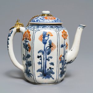 A large Japanese Kakiemon blue and white, iron red and gilt teapot, Edo, 17th C. — photo 3