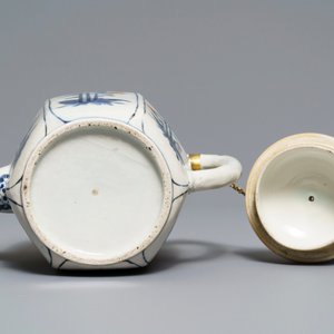 A large Japanese Kakiemon blue and white, iron red and gilt teapot, Edo, 17th C. — photo 6