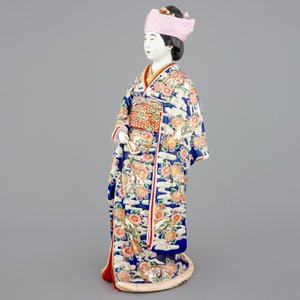 A large Japanese Kutani figure of a bijin, Meiji, 19th C. — photo 5