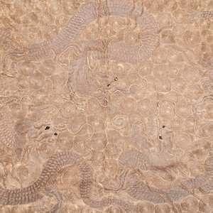 A large Japanese metal-thread-embroidered 'three dragons' wall tapestry, Edo, 18/19th C. — 照片 3