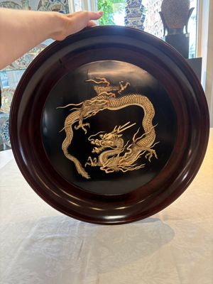 A large Japanese mother-of-pearl and bone-inlaid lacquer 'dragon' dish, Meiji, 19th C. — photo 1