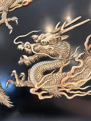 A large Japanese mother-of-pearl and bone-inlaid lacquer 'dragon' dish, Meiji, 19th C. — photo 2