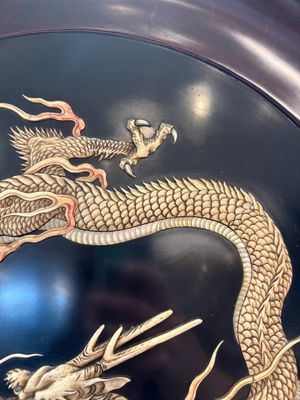 A large Japanese mother-of-pearl and bone-inlaid lacquer 'dragon' dish, Meiji, 19th C. — photo 5