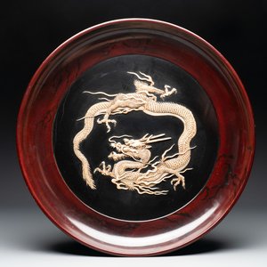 A large Japanese mother-of-pearl and bone-inlaid lacquer 'dragon' dish, Meiji, 19th C. — photo 1