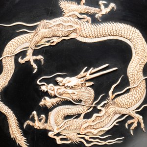 A large Japanese mother-of-pearl and bone-inlaid lacquer 'dragon' dish, Meiji, 19th C. — photo 2
