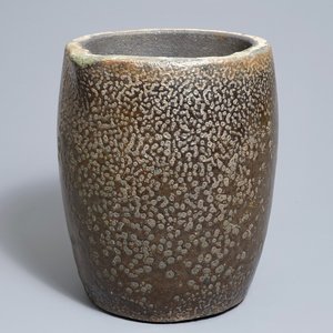 A large Japanese salt glaze stoneware pouring vessel, Meiji/Showa, 19/20th C. — 照片 1