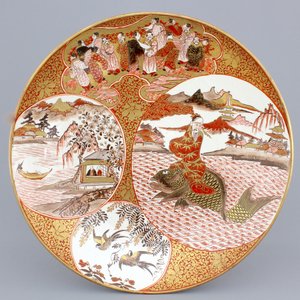 A large Japanese Satsuma porcelain dish with carps, 19th C. — photo 1
