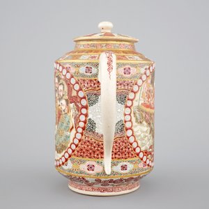 A large Japanese Satsuma porcelain teapot, 19th C — photo 3