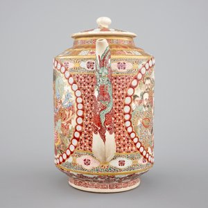 A large Japanese Satsuma porcelain teapot, 19th C — photo 5