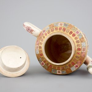 A large Japanese Satsuma porcelain teapot, 19th C — photo 6