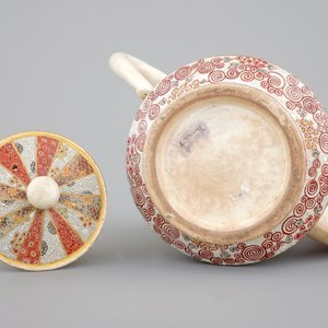 A large Japanese Satsuma porcelain teapot, 19th C — photo 7