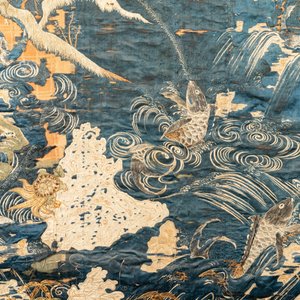 A large Japanese silk embroidery with Mount Fuji, cranes and carps, Meiji, 19th C. — 照片 4