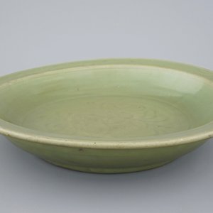 A large Longquan celadon dish with incised floral design, Ming Dynasty, 15th C. — 照片 3