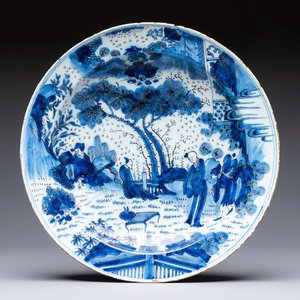 A large manganese, blue and white Dutch Delft chinoiserie dish, 17th C. — 照片 1