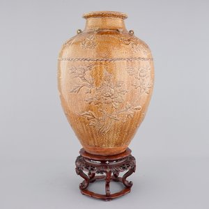 A large Martaban on a carved hardwood stand, 18/19th C. — photo 1