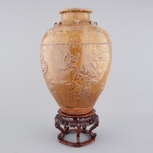 A large Martaban on a carved hardwood stand, 18/19th C. — photo 3