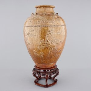A large Martaban on a carved hardwood stand, 18/19th C. — photo 4