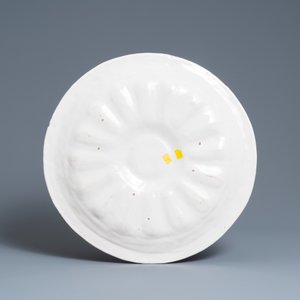 A large monochrome white lobed dish, Saint Jean du Désert or Marseille, France, 17th C. — photo 2