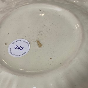 A large monochrome white lobed dish, Saint Jean du Désert or Marseille, France, 17th C. — photo 4