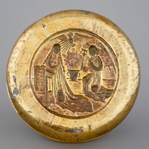 A large Nuremberg brass alms bowl showing "The Annunciation, 16th C. — photo 3