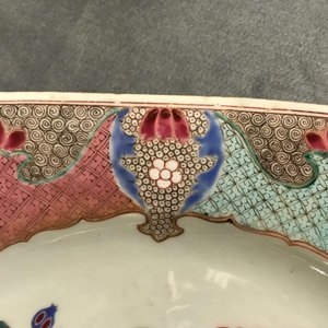 A large octagonal Chinese famille rose charger with a goose, Yongzheng/Qianlong — photo 13