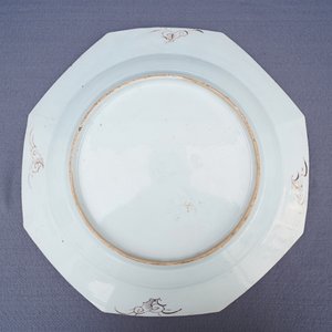 A large octagonal Chinese famille rose charger with a goose, Yongzheng/Qianlong — photo 17
